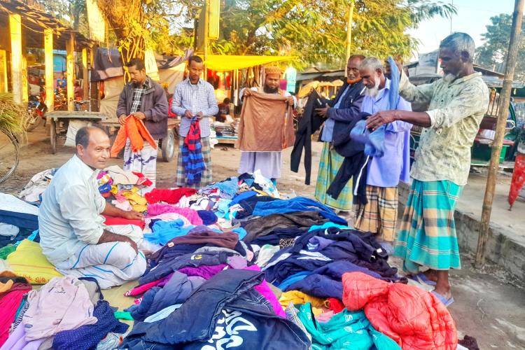 Footpath winter clothes markets thrive in Lalmonirhat as season arrives