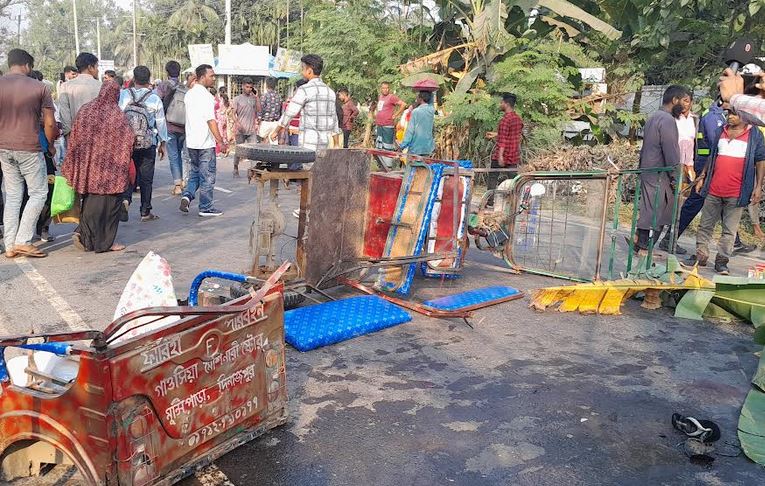 4 members of a family killed in Dinajpur road crash