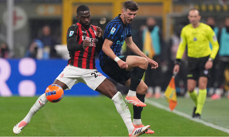 Pulisic fires AC Milan to derby glory as Roma move top of Serie A