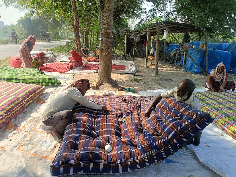 Comforter, mattress makers busy in Chuadanga as winter intensifies