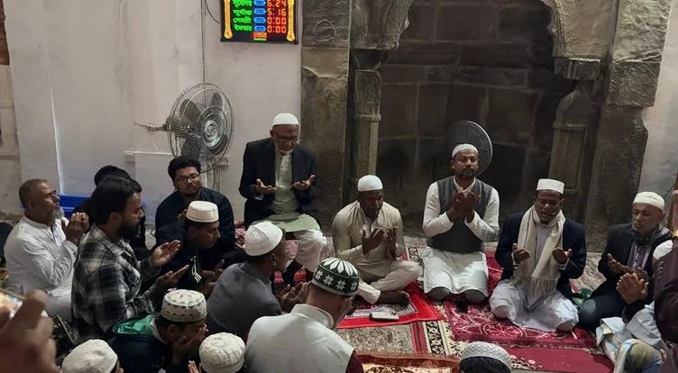 Doa mahfil held at 60-Dome Mosque for Khaleda Zia's recovery