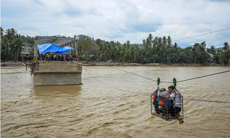 Frustration in Indonesia as flood survivors await aid