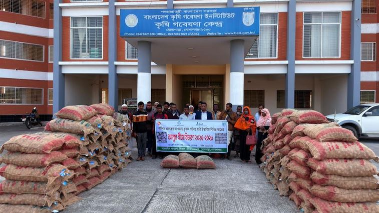 5,500 kg potato seeds distributed among farmers in Gopalganj, Pirojpur