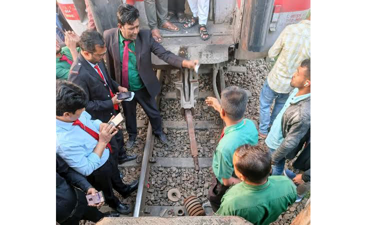 Engine detaches from train in Jamalpur