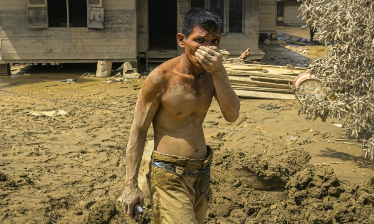 Starvation fears as more heavy rain threaten flood-ruined Indonesia