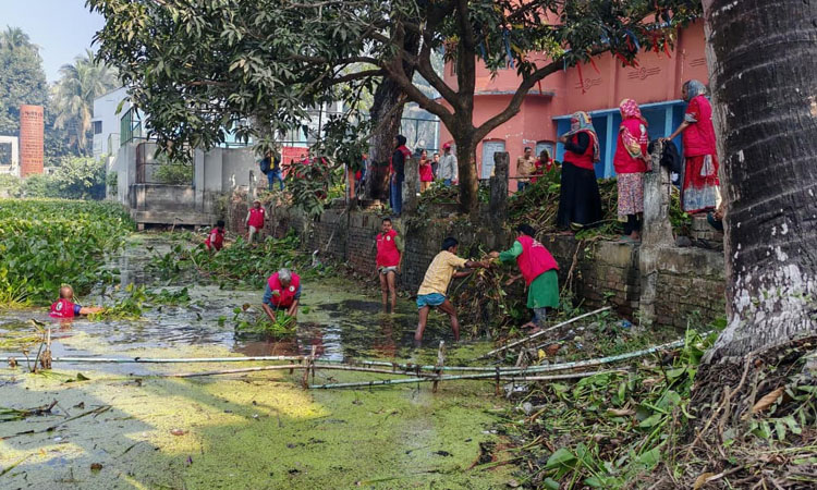 Bagerhat volunteers clean Old Jail pond on Int'l Volunteer Day