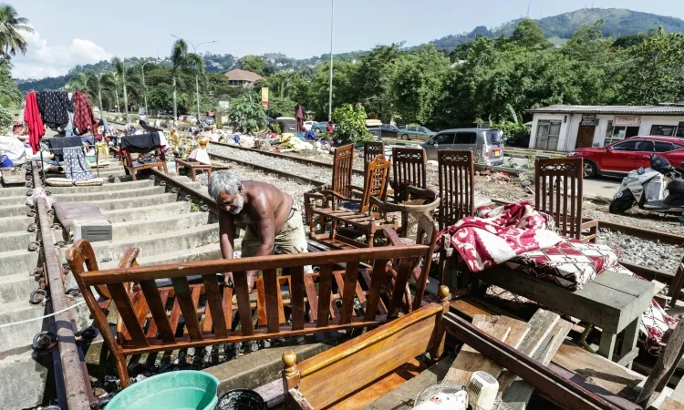 Sri Lanka issues landslide warnings as cyclone toll hits 618