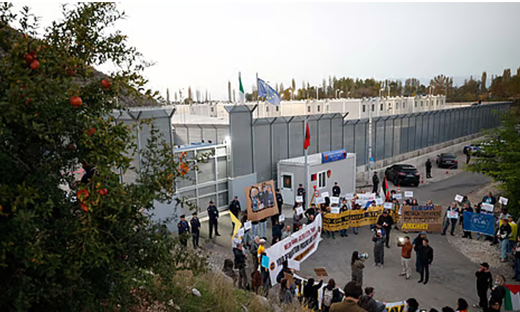 EU set to back migrant 'return hubs'