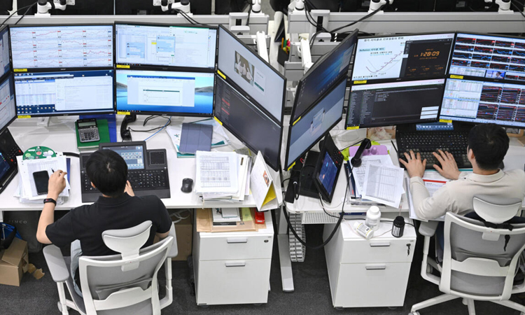 Asian stocks stagger as traders prepare for expected US rate cut