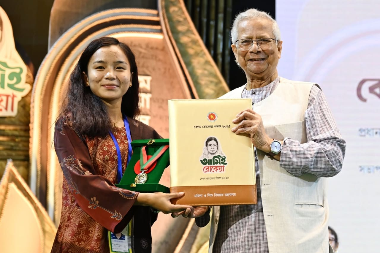 Rituporna receives prestigious Rokeya Padak
