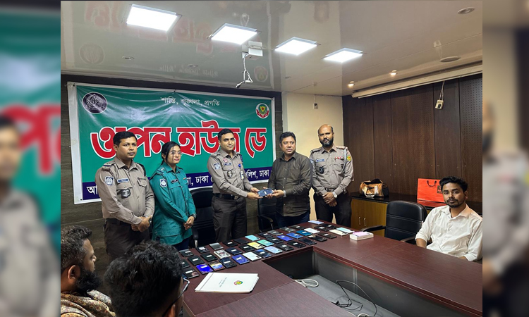 Police return 43 missing mobile phones in city