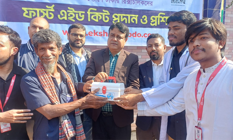 First aid kits distributed among rickshaw pullers in city
