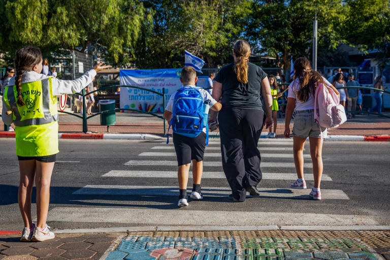 Israel bans mobile phones in primary schools