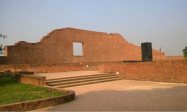 People pay tribute to martyred intellectuals at Rayerbazar memorial