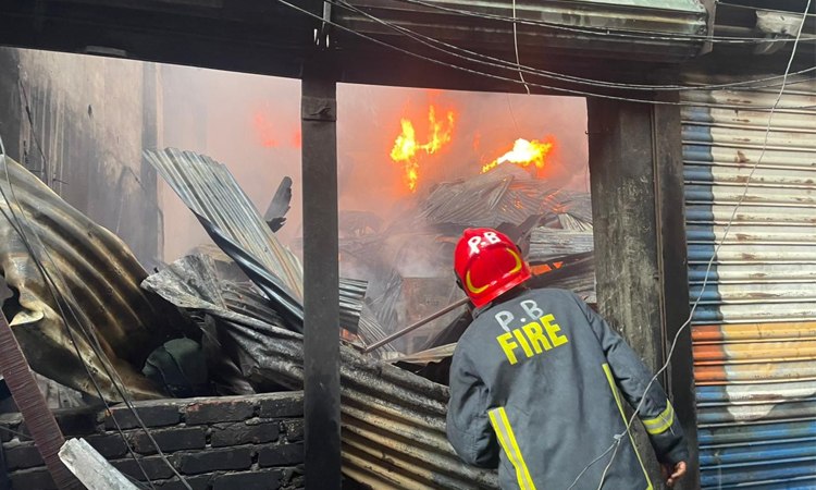 Fire erupts Islambagh; 6 units battling blaze