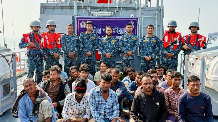 Navy arrests 23 with two boats smuggling to Myanmar
