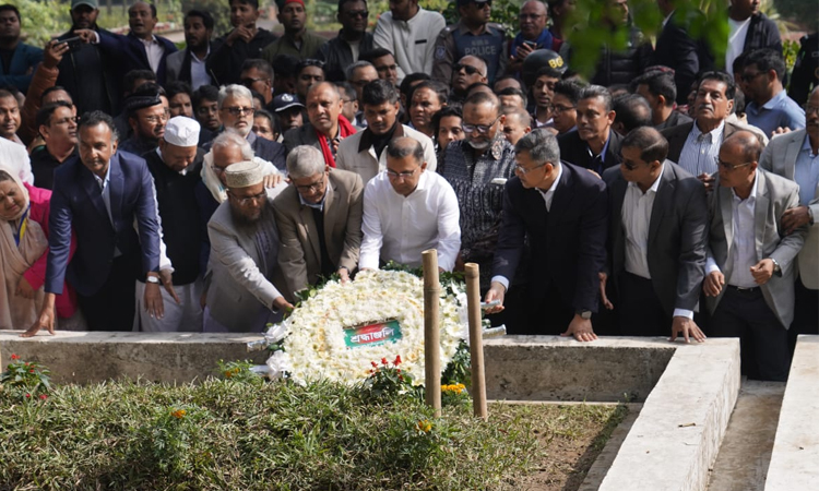Tarique Rahman offers prayers at Shaheed Osman Hadi's grave