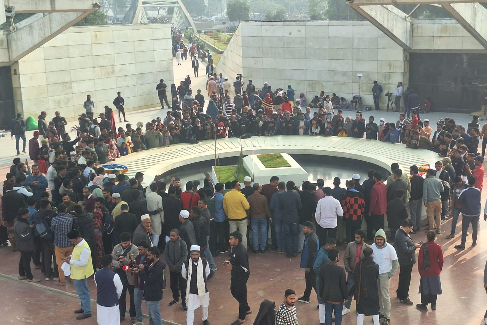 Hundreds of people visit  Khaleda Zia’s grave 