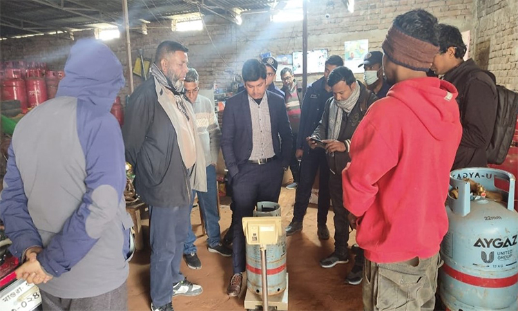 Tk. 100000 fined for selling LPG at higher prices in Magura  