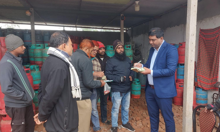 3 traders fined Tk 2 lakh for overcharging gas cylinders in Tangail