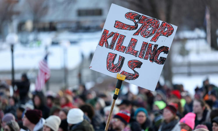 Neighbors in Minneapolis protect each other from US immigration police