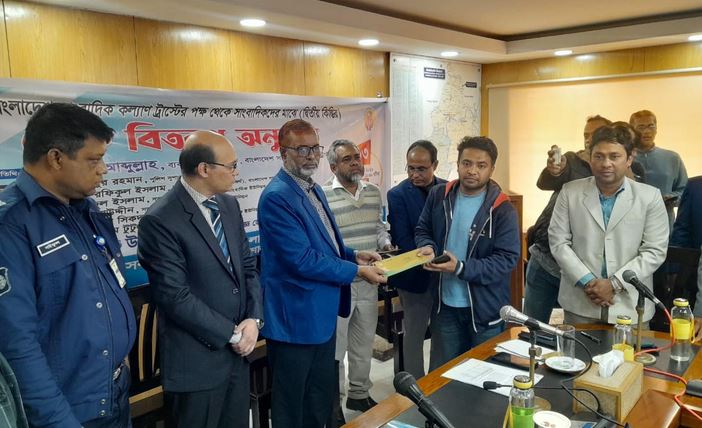 Cheques worth Taka 1.5m distributed among journalists in Jhalakathi 