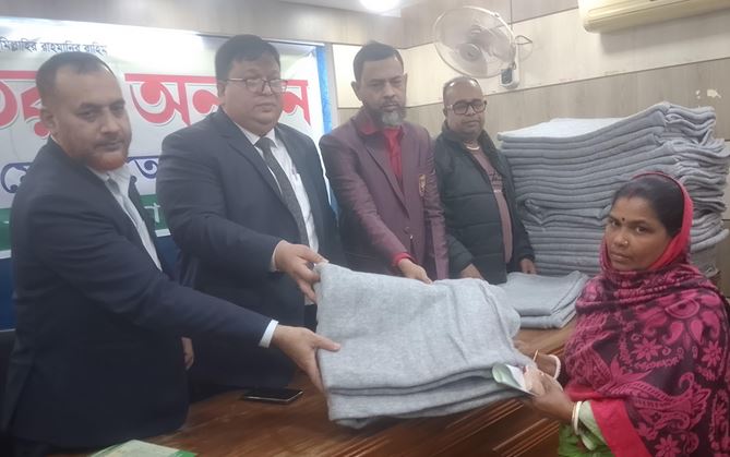 Bagerhat Press Club distributes blankets to cold-stricken people