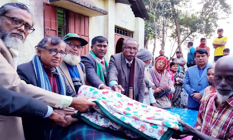 Blankets distributed among 100 cold-hit people in Rangpur
