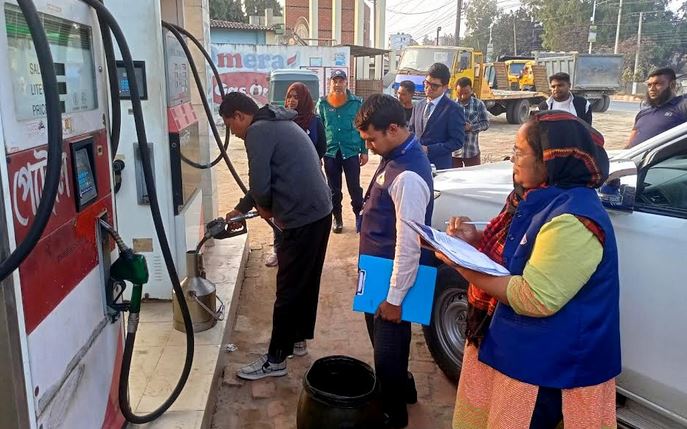 2 filling stations fined Tk 31,000 in Rangpur