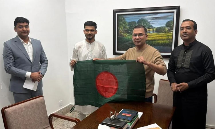 JCD activist Muttakin presents iconic nat'l flag to Tarique Rahman