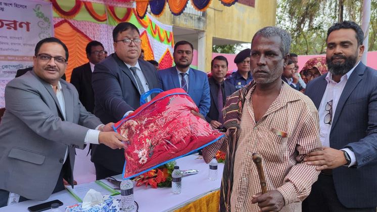 2,000 blankets distributed among cold-stricken people in Bagerhat