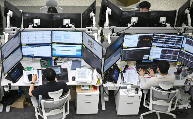 Asian stocks track Wall St gains, Seoul brushes off tariff threat