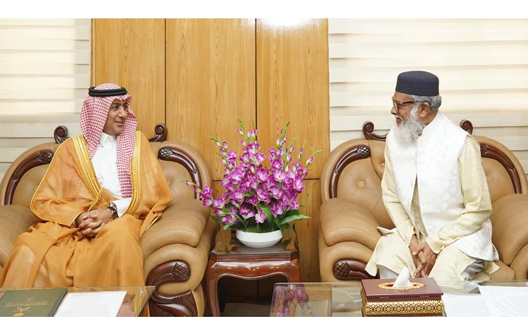 Saudi envoy discusses Hajj management issues with Hossain