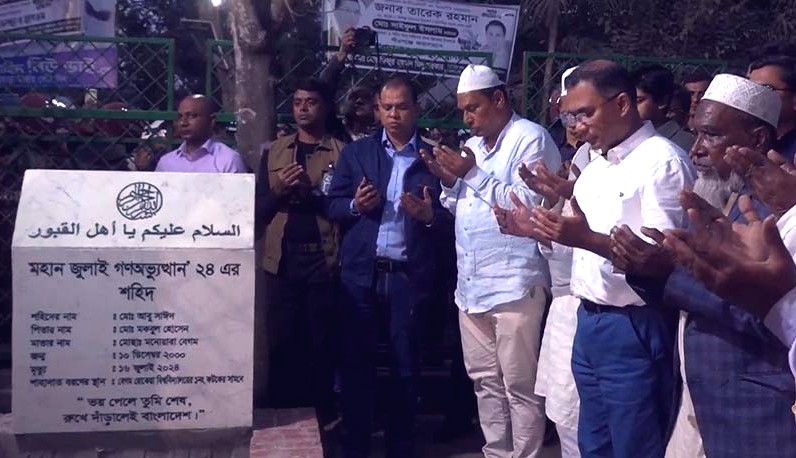 Tarique Rahman visits martyr Abu Sayeed's grave in Babanpur