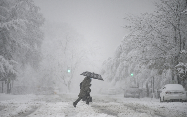 Snowstorm barrels into southern US as blast of icy weather widens