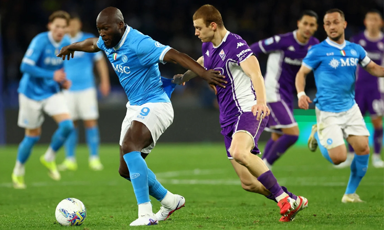 Napoli edge Fiorentina as injury crisis deepens