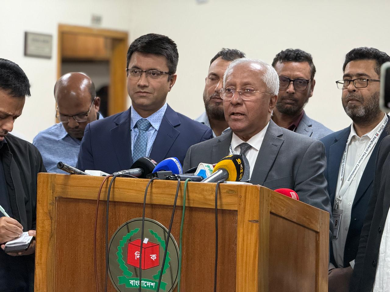 Mobile phones allowed in polling centers, banned in secret booths