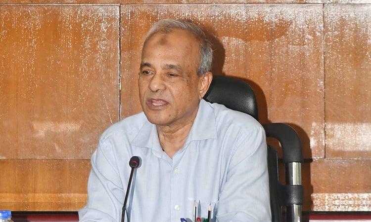 Jahangir visits PHQ control room, two police stations in the city