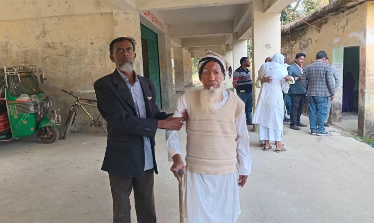 Centenarian Moklesur Rahman casts ballot in Barguna with enthusiasm