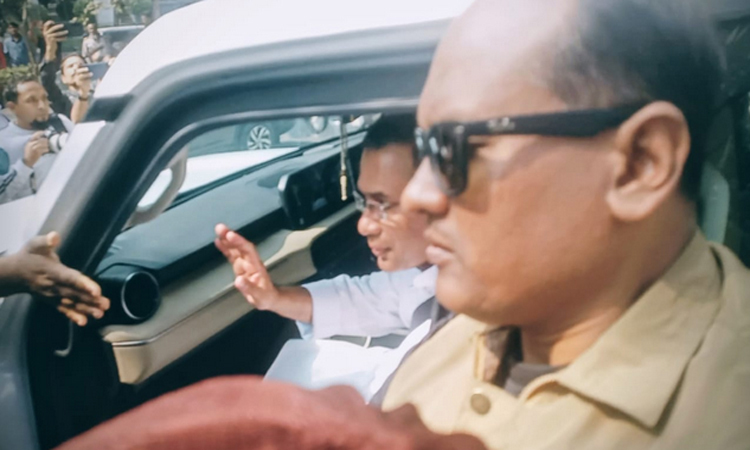 Tarique Rahman speaks with crowd on way to Juma prayers