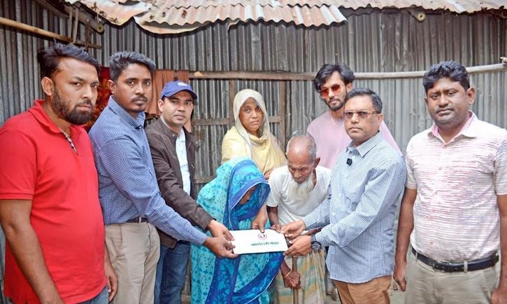 Tarique Rahman stands by ailing farmer in Gaibandha