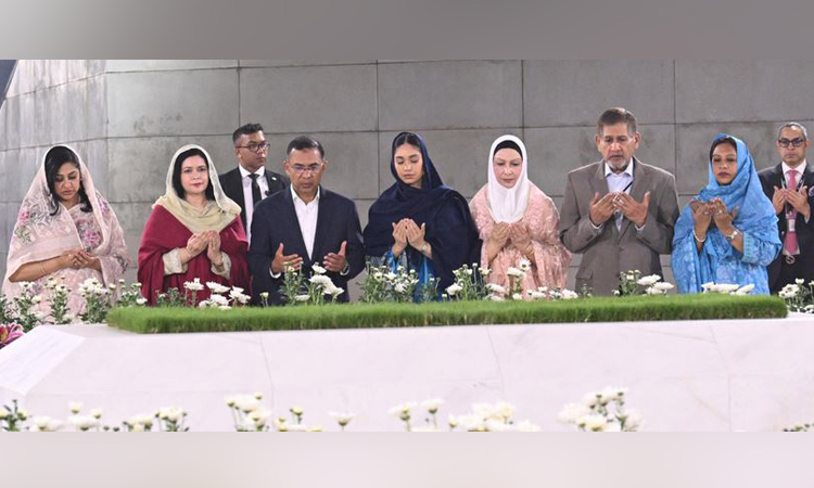 PM offers jiarat at his parents' graves
