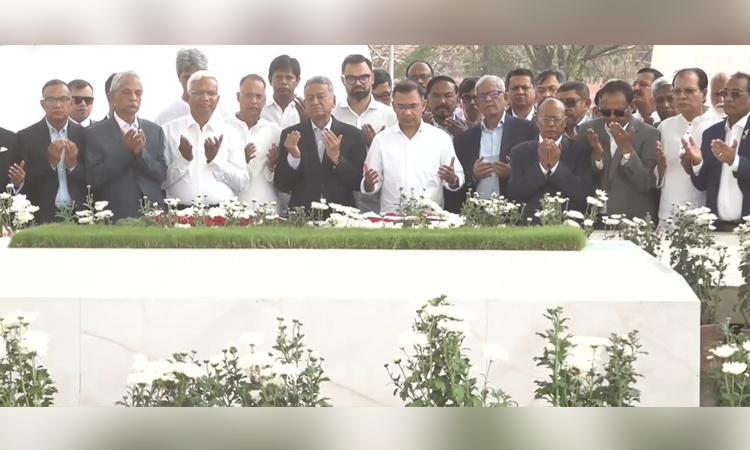 PM pays homage to his parents