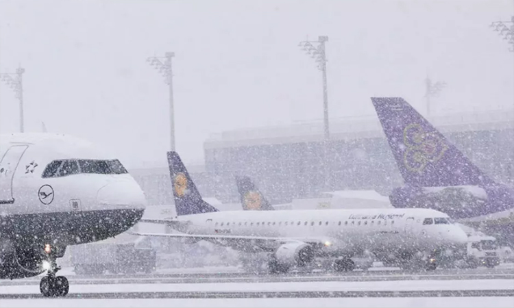 Snowstorm paralyses Vienna airport