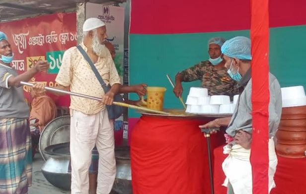‘Nana Halim' keeps 31-year Ramadan tradition alive in Khulna