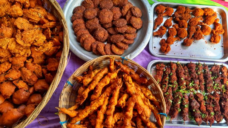 Lalmonirhat bustling with iftar markets during Ramadan