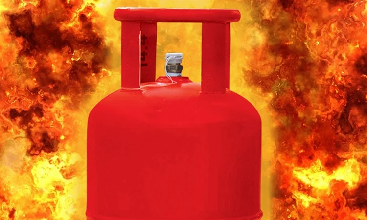 Three of a family burnt in gas cylinder explosion in Chandpur