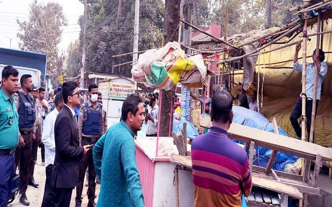 Removal of banners, festoons continues to enhance Rangpur city’s beauty
