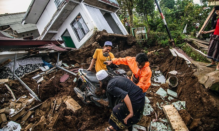 Strong quake hits off Indonesia's Sumatra island