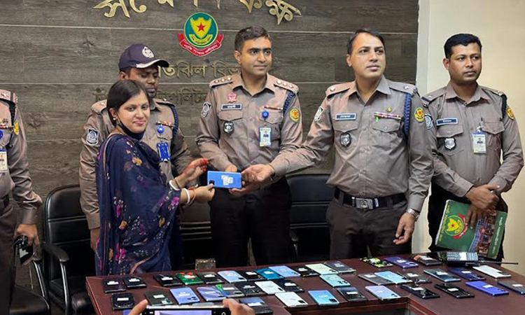 Paltan police recover, return 50 lost mobile phones to owners